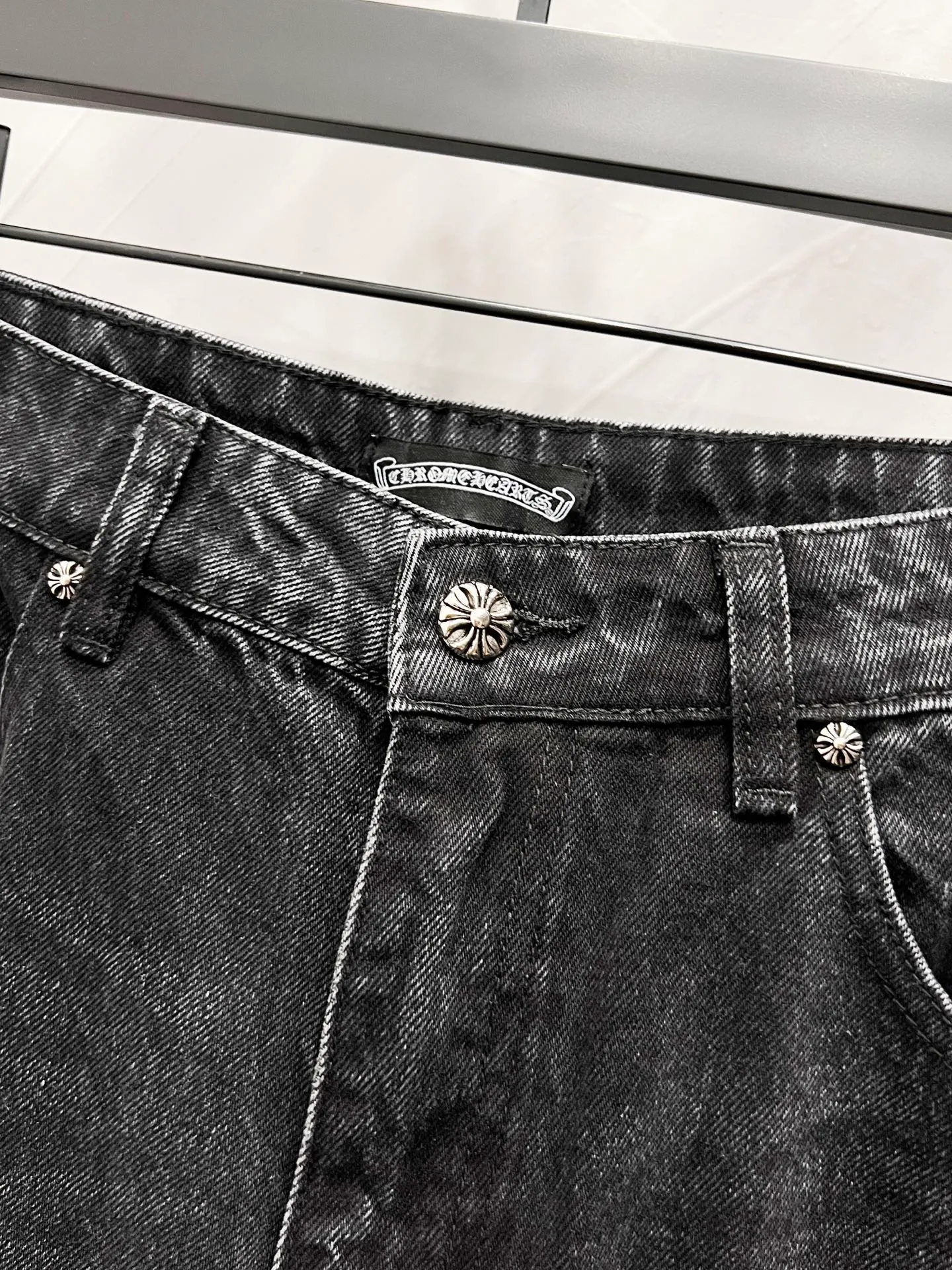 P240 Style number: [M940] Chrome hearts & Chrome hearts 25ss pink and black leather black pants cross patch leather jeans CH Chrome hearts double knee cross patch leather bo1 version logging pants straight working pants B136 Chrome hearts cross Sanskrit overalls Counter price 24W level, patchwork cross flower embellishment, high waist washed jeans! ! Absolutely high-end luxury products, 1.9W level god-level single products, super popular products, made by top heavy industry, not to be missed. About Zangyin, this is an extremely luxurious fashion brand, which can also be called the nobles of the high street. It has always been an exclusive brand of some hipsters or rich second generation. Compared with ordinary high streets, it is more luxurious and noble. Compared with luxury brands, it has a more fashionable personality and has always been a brand that I have a special liking for. Imported yarn is custom-woven into a high-density twill canvas, which ensures a crisp shape while also making the fabric feel very delicate. It follows the B01 classic shape, with a crisp and stylish upper body. The ready-made garments are stone-ground and fermented, so they can be matched with any style. Buttons and zinc-brushing are washed with genuine YKK retro metal products. Double-layered canvas on the front. Perfect details. All hardware is perfect. Size: 30-32-34-36 Color: pink and black leather and black pants